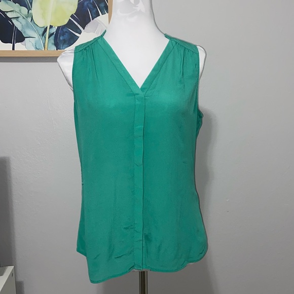 Banana Republic Tops - Banana Republic silk button up sleeveless blouse